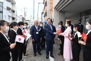 Bộ trưởng Đào Ngọc Dung và đoàn công tác có các cuộc làm việc với các chính khách tỉnh Osaka và các nghiệp đoàn đến chào xã giao.