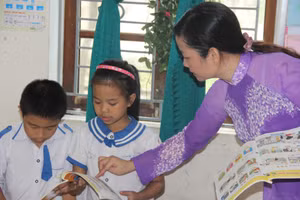 Năm học 2022 – 2023, việc dạy, học của thầy – trò trên cả nước đã trở lại bình thường với lớp học truyền thống. Ảnh: TG