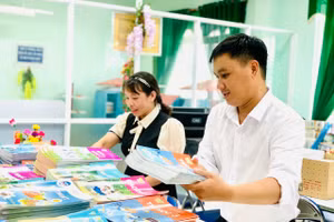 Giáo viên Trường Phổ thông Dân tộc Bán trú Tiểu học & THCS Đinh Thanh Kháng bao bọc sách giáo khoa trước khi cho học trò mượn sử dụng trong năm học. Đây là cách làm để tăng “tuổi thọ” cho sách, có thể tái sử dụng nhiều năm.