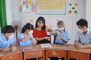 Cô Hoài Thu hướng dẫn học sinh khiếm thính cách nhận biết các con vật bằng ký hiệu ngôn ngữ. 