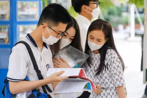 Học sinh THPT tại Hà Nội trao đổi về bài thi giữa kỳ. Ảnh minh họa