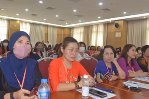 Các cô giáo lắng nghe chuyên gia tại một buổi tập huấn cho giáo viên, tình nguyện viên dạy tiếng Việt cho người Việt. Ảnh: Ngô Chuyên