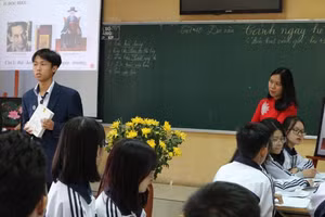 Cô Vũ Thị Dung, Trường THPT Xuân Phương, Hà Nội và học trò trong giờ dạy Ngữ văn.