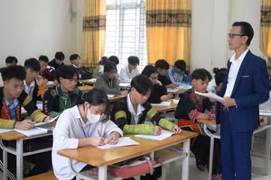 Thầy Nguyễn Xuân Tuấn trong giờ dạy Tiếng Anh tại Trường THPT Mường Lát. Ảnh: TG