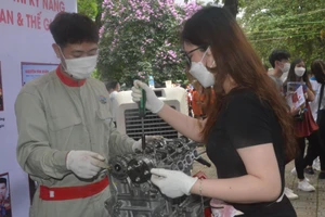 Thí sinh tham dự Ngày hội tư vấn tuyển sinh - hướng nghiệp năm 2022. Ảnh: Ngô Chuyên