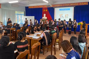 Giáo viên Trường PTDTNT tỉnh Kon Tum dạy môn Ngữ văn lớp 10 gắn với biểu diễn cồng chiêng.