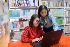 Cô Trương Thị Hiền (ngồi) xây dựng thành công ứng dụng “Sổ tay đến trường”. Ảnh: Vân Anh