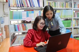 Cô Trương Thị Hiền (ngồi) xây dựng thành công ứng dụng “Sổ tay đến trường”. Ảnh: Vân Anh