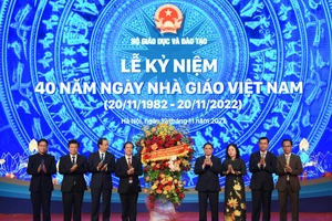 Thủ tướng Phạm Minh Chính tặng lẵng hoa tươi thắm chúc mừng ngày truyền thống của ngành Giáo dục.