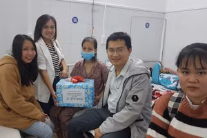 Ban Chấp hành Hội Khuyến học Trường THPT Cẩm Lệ trao quà hỗ trợ cho em H. 