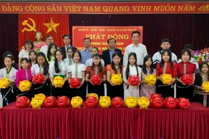 Lãnh đạo huyện ủy, HĐND, UBND huyện cùng học sinh trong Lễ phát động “2.000 đồng mỗi ngày cho giáo dục”.