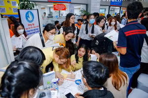 Sinh viên tìm kiếm cơ hội trong một ngày hội việc làm. 