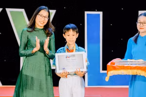 Cô giáo Trần Thị Thuý Hà (trái) trao giấy khen cho học sinh. Ảnh: NVCC