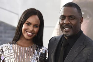  Idris Elba và Sabrina Dhowre.