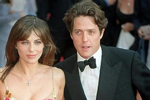 Hugh Grant và Elizabeth Hurley.