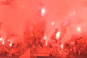 Các cổ động viên Hải Phòng đốt pháo sáng đỏ một vùng khán đài, trận giao hữu Hải Phòng – Hà Nội FC.