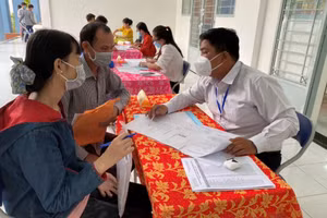 Trường THPT Phong Phú (TPHCM) tiến hành thủ tục tuyển sinh vào lớp 10 năm học 2022-2023. Ảnh: Hồ Phúc