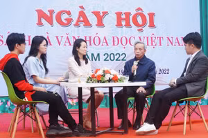 Chia sẻ về phương pháp đọc sách hiệu quả tại Ngày hội sách và văn hóa đọc Việt Nam tổ chức ở Tam Nông, Phú Thọ.