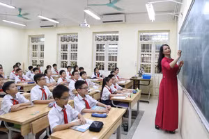 Cô trò Trường THCS Thăng Long (quận Ba Đình, Hà Nội). Ảnh: Thế Đại