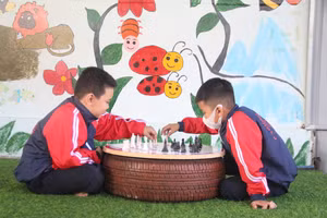 Lốp xe được giáo viên Trường Tiểu học Lê Quý Đôn tái chế làm bàn cờ vua để học sinh giải trí trong giờ ra chơi.