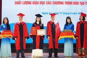 TS Trần Bá Tiến – Phó Hiệu trưởng Trường ĐH Vinh (thứ 3 từ phải sang) trong buổi lễ trao bằng cử nhân cho sinh viên tốt nghiệp năm 2022 của nhà trường.