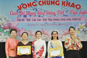 Bà Nguyễn Triều Thương - Giám đốc Sở Ngoại vụ tỉnh Quảng Trị trao giải Nhất cho đội thi đến từ lớp Dược sĩ K6A gồm 3 nữ sinh đứng ở phía tay trái.