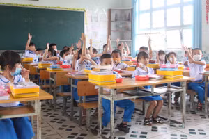 Giáo viên đưa ra các câu hỏi, tổ chức trò chơi để giúp học sinh mạnh dạn, tự tin hơn.