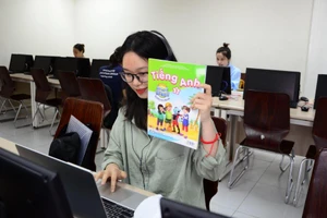 Giáo viên tại điểm cầu Hà Nội dạy tiếng Anh cho học sinh huyện Mèo Vạc.