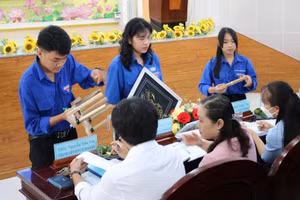 Nhóm sinh viên trình bày sản phẩm thảm làm từ sợi tơ chuối.