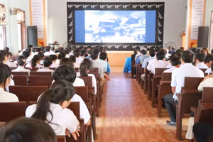 Học sinh Trường THPT Vĩnh Linh xem phim tư liệu “Vĩ tuyến 17 – Chiến tranh nhân dân”.