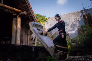 Sharonny bên ngôi nhà truyền thống của người Ê đê.