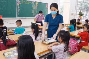 Sau khi nấu, các suất ăn của học sinh được đưa về từng lớp.