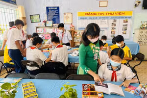 Học sinh Trường THCS Gò Xoài tìm hiểu kiến thức về địa phương tại thư viện trường.