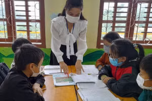 Cô trò Trường PTDTBT Tiểu học và THCS xã Mường Lèo (Sốp Cộp, Sơn La).