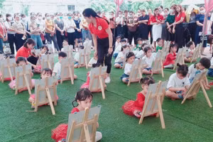 Một buổi học ngoài trời của cô – trò Trường Mầm non Hoa Phượng (Kim Bôi, Hòa Bình).