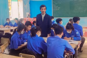 Thầy Nguyễn Điển trong tiết dạy học của mình. 