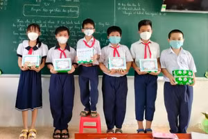 Lữ Hoài Thương (giữa) cùng bạn học lớp 5/3 nhận thư khen.