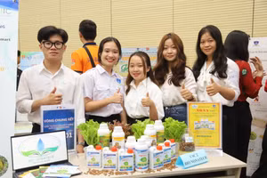 Nhóm sinh viên Trường ĐH Nguyễn Tất Thành với dự án khởi nghiệp.