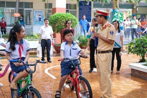 Học sinh TP Cần Thơ trải nghiệm giờ giáo dục kỹ năng an toàn giao thông.