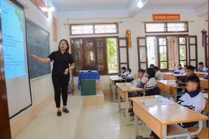 SGK môn GDĐP chưa được in ấn, cô và trò lớp 7 tại Trường THCS Pom Lót học bằng tài liệu điện tử. Ảnh: TG