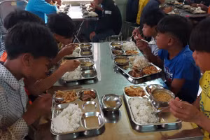 Học sinh Trường PTDTNT THCS Bố Trạch (Quảng Bình) trong giờ ăn. Ảnh: NTCC
