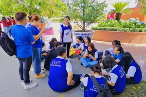 Sinh viên Trường ĐH Sài Gòn trong một giờ học nhóm ngoài giảng đường. 