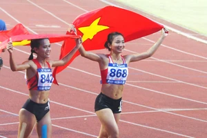 Tuyển thủ điền kinh Nguyễn Thị Oanh (bên phải) ăn mừng chiến thắng tại SEA Games 31.