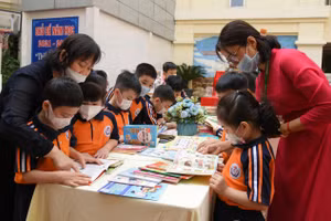 Cô và trò Trường Tiểu học Thăng Long - Hà Nội tham gia trải nghiệm trong ngày hội sách. Ảnh: Thế Đại
