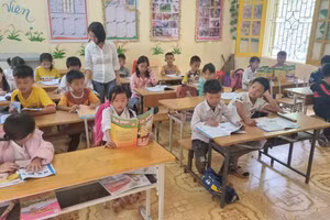 Dạy và học Tin học ở lớp 3 tại Trường Tiểu học Trung Lý (Mường Lát, Thanh Hóa) đang diễn ra chủ động. Ảnh: NTCC