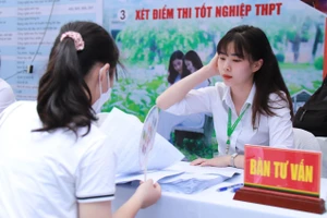 Học sinh Hà Nội tham dự ngày hội tư vấn hướng nghiệp 2022. Ảnh: Sỹ Điền