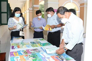 Cán bộ, giáo viên Tiền Giang tham gia tập huấn SGK Chương trình GDPT mới. 
