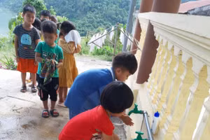 Trẻ Trường Mầm non Ka Lăng (Mường Tè) được sử dụng nước đạt tiêu chuẩn.