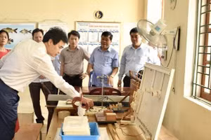 Đoàn kiểm tra của Bộ GD&ĐT kiểm tra cơ sở vật chất triển khai Chương trình giáo dục phổ thông mới tại tỉnh Thái Bình. Ảnh: ITN