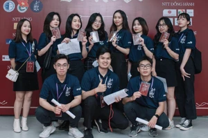 Nguyễn Tống Bảo Minh (ở giữa hàng thứ nhất), tham gia một cuộc thi ở trường. Ảnh: NVCC